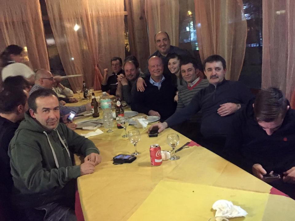 Cena in famiglia Santa Tecla Nulvi con Francesco Zentile (a sx) e l'ex tecnico MC Leod (il quinto a dx)