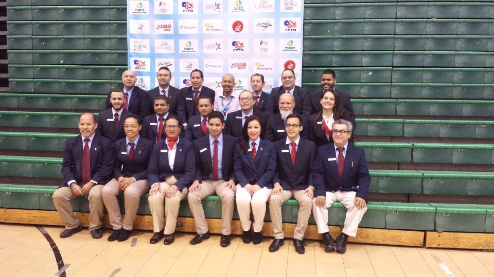 Foto di gruppo con gli arbitri a Portorico