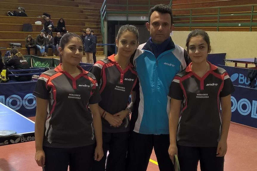 Il presidente della Muraverese Gianluca Mattana con le sue atlete di B femminile