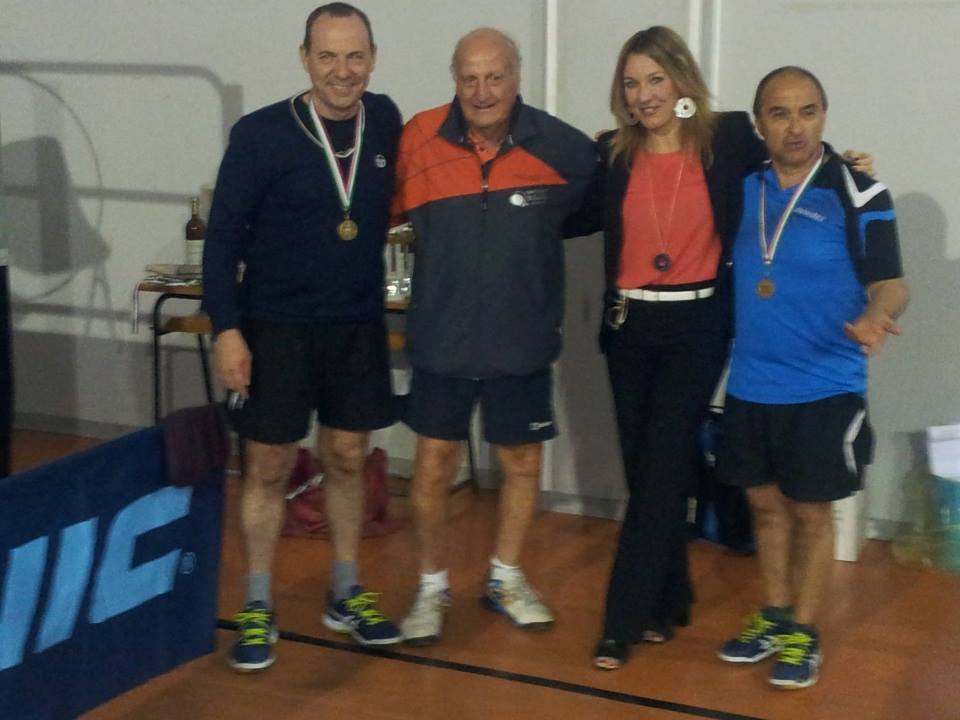 Giancarlo Pili e Bruno Pinna (terzi nel doppio maschile over 50) con il patron Efisio Pisano