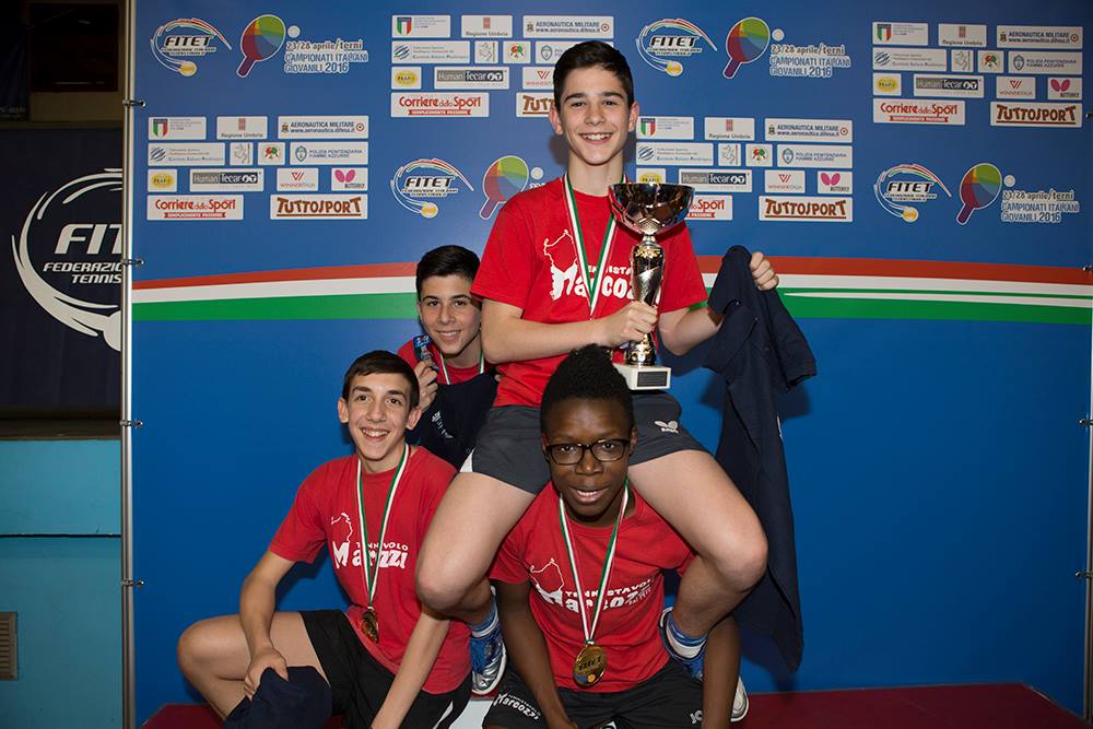 Loi, Poma, Oyebode e Rossi festeggiano pe ril titolo italiano a squadre categoria Allievi (Foto Fitet)