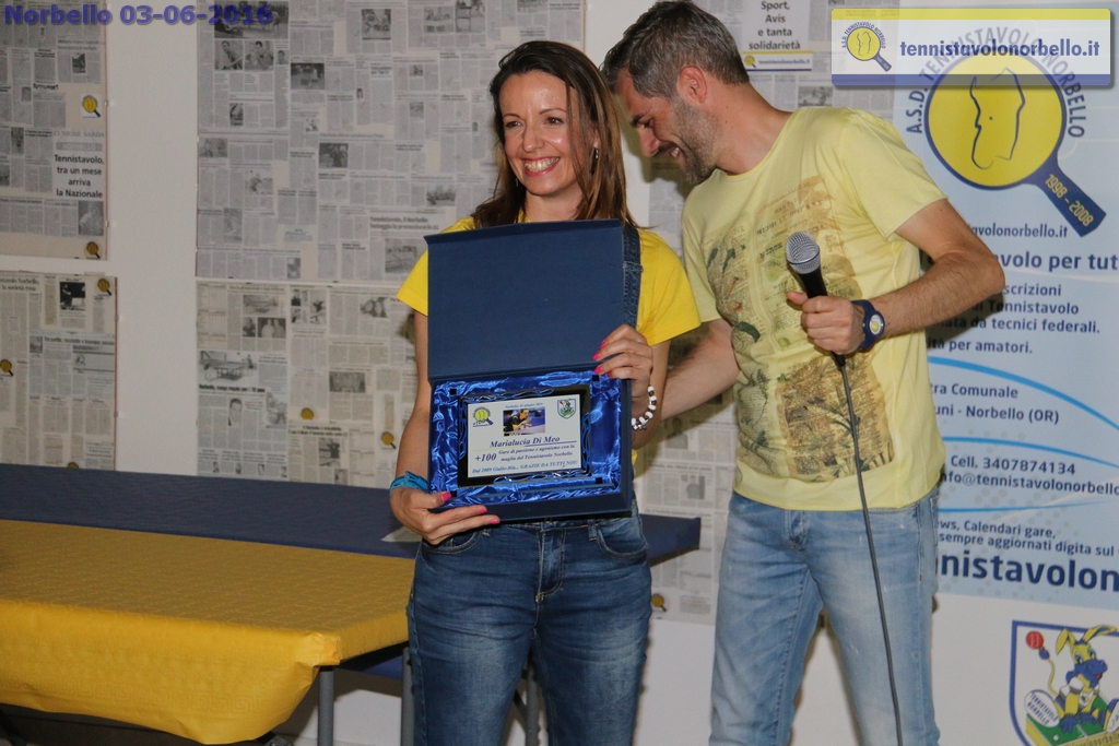 La contentezza di Marialucia Di Meo nel ricevere il premio fedeltà da Simone Carrucciu (Foto Gianluca Piu)