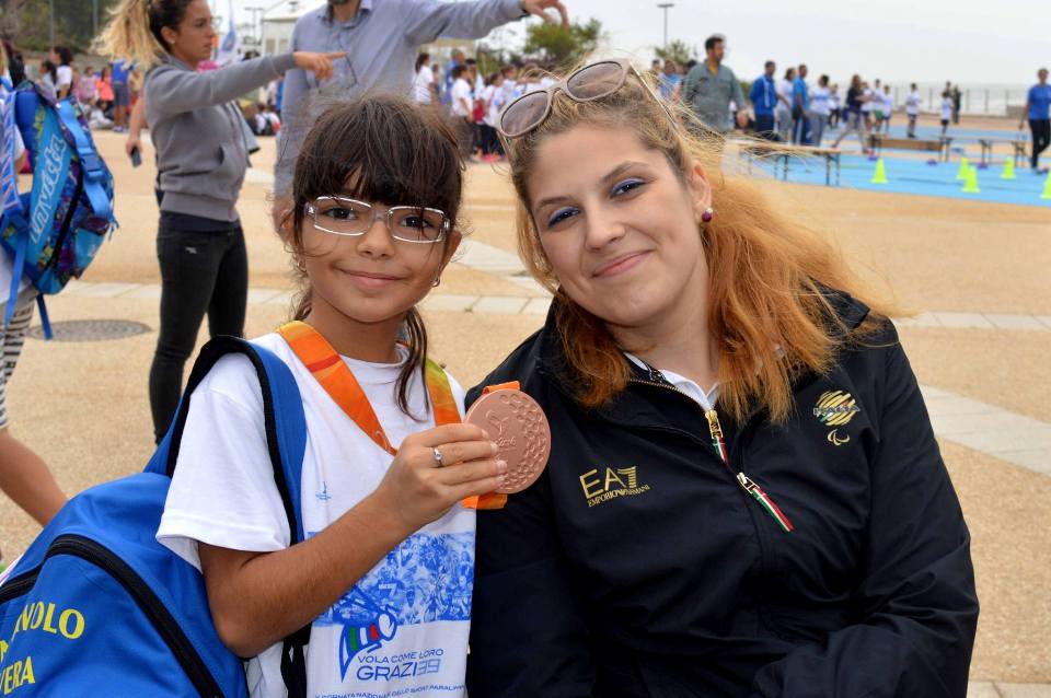 Francesca Seu posa con il bronzo paralimpico di Giada Rossi (Foto Luciano Saiu)