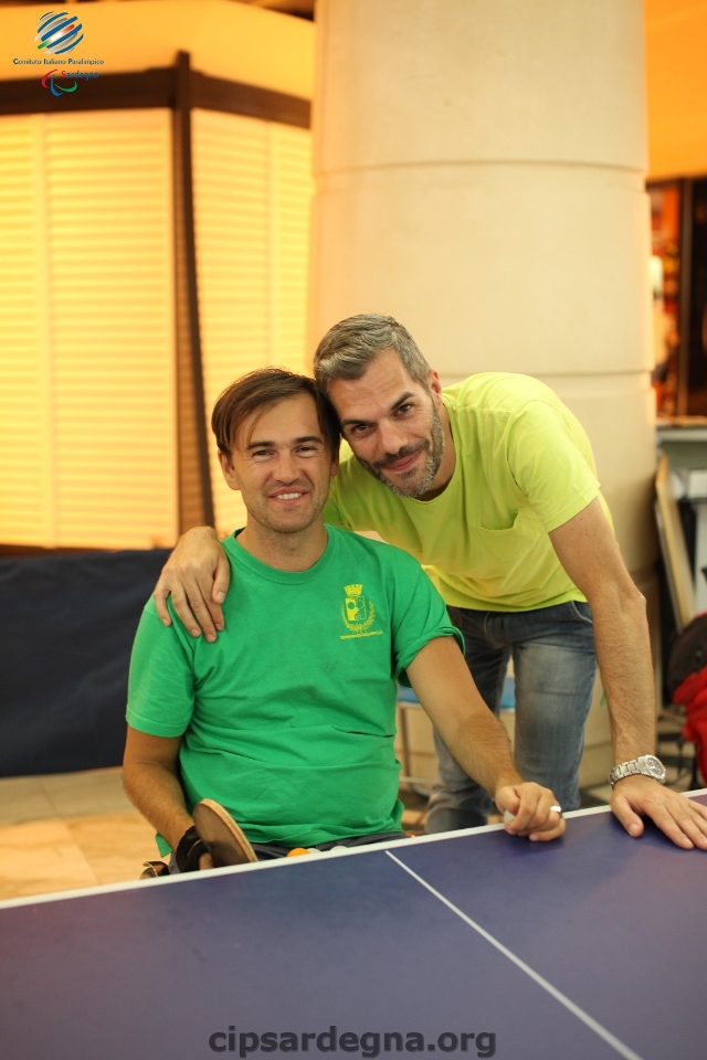Simone Carrucciu con l'atleta paralimpico Daniel Catalin (Nonsolofoto Cagliari)