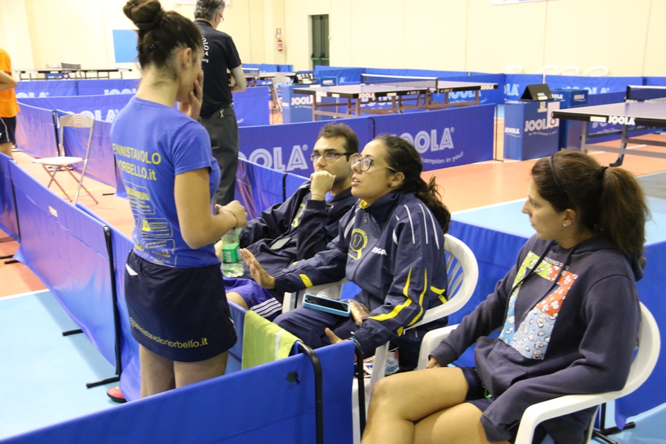 Al centro Martina Mura impartisce consigli a Roberta Perna circondata dai compagni del Tennistavolo Norbello (Foto Gianluca Piu)