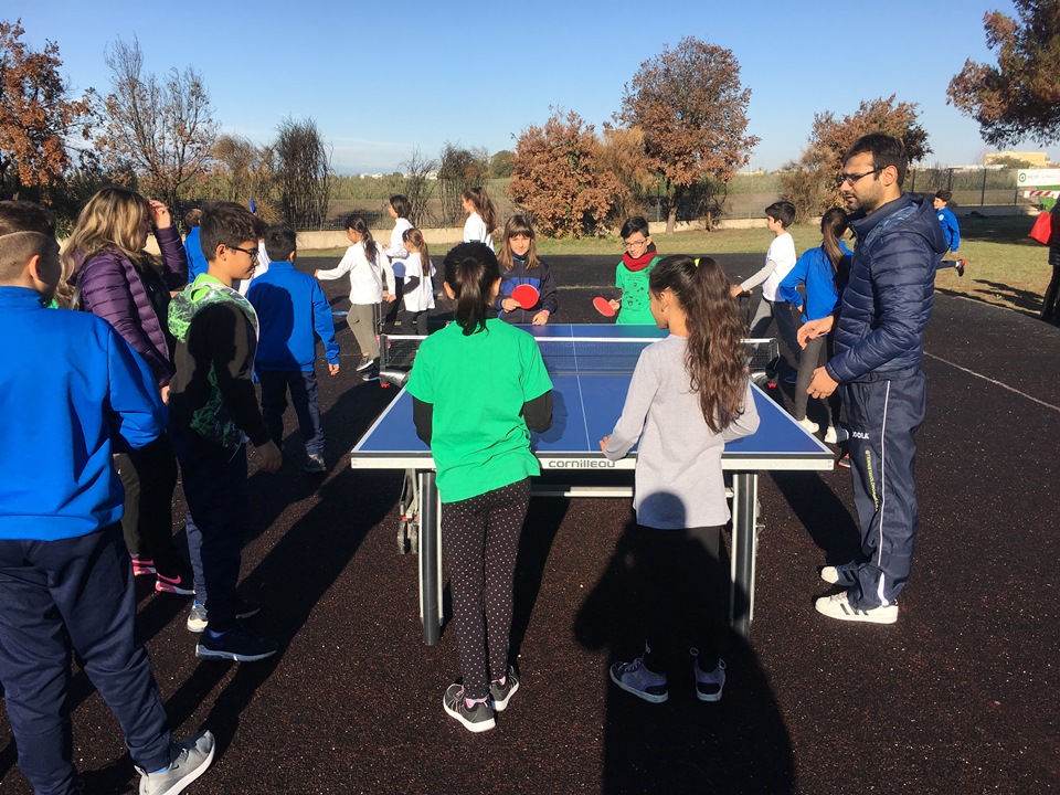 Bambini delle elementari si cimentano col ping pong